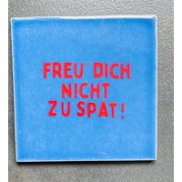 Dekorative Fliese Mit Schriftzug "Freu Dich Nicht Zu Spät" Fliese Blau - Das Perfekte Geschenk Dekorative Fliese Mit Schriftzug "Freu Dich Nicht Zu Spät" Fliese Blau - Das Perfekte Geschenk von Heimatliebe4390