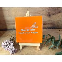 Dekorative Fliese Mit Schriftzug "Mach Dir Lieber Nudeln Statt Sorgen" Fliese Orange - Das Perfekte Geschenk Dekorative Fliese Mit Schriftzug "Mach Dir Lieber Nudeln Statt Sorgen" Fliese Orange - Das Perfekte Geschenk von Heimatliebe4390