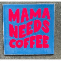 Dekorative Fliese Mit Schriftzug "Mama Needs Coffee" Fliese Hellblau - Das Perfekte Geschenk Dekorative Fliese Mit Schriftzug "Mama Needs Coffee" Fliese Hellblau - Das Perfekte Geschenk von Heimatliebe4390