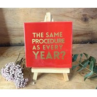 Dekorative Fliese Mit Schriftzug "The Same Procedure As Every Year" Fliese Rot - Das Perfekte Geschenk Dekorative Fliese Mit Schriftzug "The Same Procedure As Every Year" Fliese Rot - Das Perfekte Geschenk von Heimatliebe4390