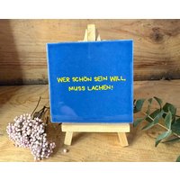 Dekorative Fliese Mit Schriftzug "Wer Schön Sein Will, Muss Lachen" Fliese Blau - Das Perfekte Geschenk von Heimatliebe4390