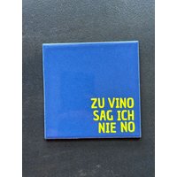 Dekorative Fliese Mit Schriftzug "Zu Vino Sag Ich Nie No" Fliese Blau - Das Perfekte Geschenk Dekorative Fliese Mit Schriftzug "Zu Vino Sag Ich Nie No" Fliese Blau - Das Perfekte Geschenk von Heimatliebe4390