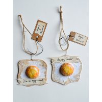 Zwei Eier Spiegeleier Aus Papier Und Pappe Als Upcycling Recycling Dekoration Zu Ostern Im Set "Happy Easter" "I'm So Egg-Cited" von HeinzundBrummel