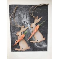 Zwei Hasen Aus Recycelter Pappe Mit Je Einer Mohrrübe Papier Als Upcycling Recycling Dekoration Zu Ostern Im Set Zwei Hasen Aus Recycelter Pappe Mit Je Einer Mohrrübe Papier Als Upcycling Recycling Dekoration Zu Ostern Im Set von HeinzundBrummel