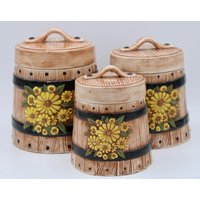 Vintage Bauernhaus Keramik Sonnenblume Kanister - Set Von Drei von HeirloomHouseAntique