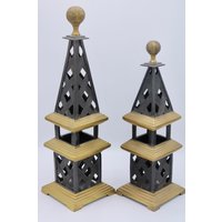 Vintage Mid Century Modern Schwarz Und Gold Eisen Obelisken von HeirloomHouseAntique