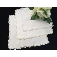 3 Mismatched Vintage Servietten Aus Leinen Und Gehäkelter Spitze von HeirloomLaceandLinen