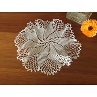 Gehäkelte Häkelspitze Deckchen Oder Tisch Mittelmatte von HeirloomLaceandLinen