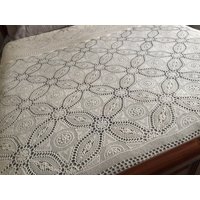 Großer Gehäkelter Spitzen Bettüberwurf Oder Tischdecke Aus Cremefarbener Baumwolle von HeirloomLaceandLinen