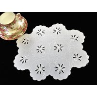 Vintage Bestickte Cutwork Weiß Pique Leinen Doily von HeirloomLaceandLinen