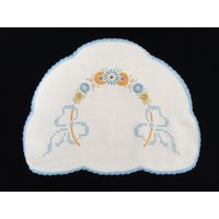 Vintage Kreuzstich Bestickter Cremefarbener Leinen Teewärmer Mit Blauem Und Gelbem Blumenmuster von HeirloomLaceandLinen