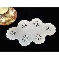 Vintage Madeira Bestickte Cutwork Weiß Pique Leinen Doily von HeirloomLaceandLinen