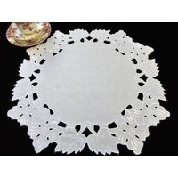 Weiße Vintage Seide Maschine Bestickt Cutwork Große Leinen Deckchen Oder Tisch Mittelmatte von HeirloomLaceandLinen