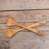 Handbeschriftetes Holzbesteck Salat, Personalisiert Mit Brandmalerei/ Gravur - Geschenk Zur Hochzeit, Einzug, Für Paare Handbeschriftetes Holzbesteck Salat, Personalisiert Mit Brandmalerei/ Gravur - Geschenk Zur Hochzeit, Einzug, Für Paare von HejMoosweiblein