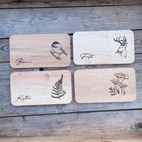 Personalisiertes Frühstücksbrettchen Aus Erlenholz | Handgemalt Mit Naturmotiven Meise, Hirsch, Farn, Pfifferling von HejMoosweiblein