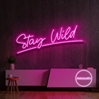 Neon Schild Custom, Stay Wild Schild, Licht, Schlafzimmer von HelenLedCo