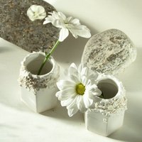 Weiße Knospenvase Aus Keramik. Tischdekoration Für Ein Neues Heim Oder Garten. Modernes Design Den Küchentisch, Küchendekor Und Inneneinrichtung von HelenRebeccaCeramics