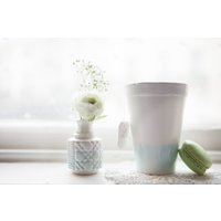 Weiße Teetasse Oder Kaffeetasse. Eine Durchscheinende Weiße Glasur Nimmt Die Textur Eines Außer-Haus-Tasses Auf. Verwendung Als Trinkglas Weinglas von HelenRebeccaCeramics