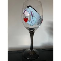 Eeyore Winnie The Pooh Großes Handbemaltes Weinglas Mit Schwarzem Stiel Und Sockel von HelensBespokeGlass