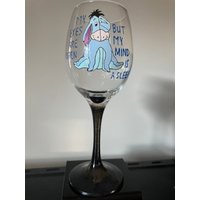 Eeyore Winnie The Pooh Großes Handbemaltes Weinglas Mit Schwarzem Stiel Und Sockel von HelensBespokeGlass