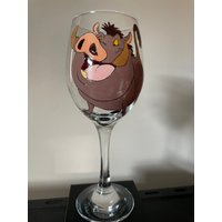 Pumbaa Löwe König Großes Handbemaltes Weinglas von HelensBespokeGlass