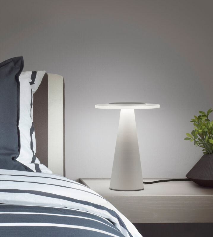 tolle LED Tisch Bax mattweiß von Helestra tolle LED Tisch Bax mattweiß von Helestra von Helestra