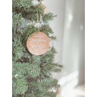 Erstes Weihnachten Als Oma & Opa Benutzerdefinierte Weihnachtsbaumschmuck Erstes Weihnachten Als Oma & Opa Benutzerdefinierte Weihnachtsbaumschmuck von HelloFriendsCo
