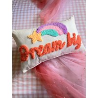 Dream Big Kissen Mit Regenbogen Sternschnuppe | Kinderzimmer Dekoration Handgemachte Boucle Punch Needle Stickerei Kinder Neugeborenes Nettes von HelloMillyStore