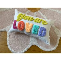 You Are Loved Kissen Regenbogen Buntes | Kinderzimmer Deko Handmade Zitat Stanznadel Stickerei Kinder Neugeborenes Nettes Geschenk von HelloMillyStore