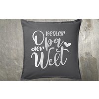 Geschenk Für Opa Graue Kissenhülle "Bester Der Welt" in Silber Oder Wunschfarbe Geschenk Für Opa Graue Kissenhülle "Bester Der Welt" in Silber Oder Wunschfarbe von Hellodesignmeshop