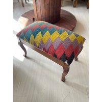 Kelim Ottoman Hocker, Couchtisch, Buchenholz Vintage Möbel, Stuhl, Weihnachtsgeschenk von Helloistanbul