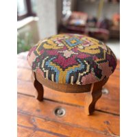 Kelim Ottoman Hocker, Couchtisch, Fußstütze, Ottoman, Buchenholzhocker, Vintage Möbel, Pouf, Runder Hocker von Helloistanbul