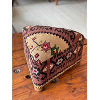 Kelim Ottoman Hocker/Fußbank Aus Buchenholz Vintage Möbel Stuhl Triangel Ottomane von Helloistanbul