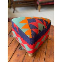 Kelim Ottoman Hocker/Fußbank Aus Buchenholz Vintage Möbel Stuhl Triangel Ottomane von Helloistanbul