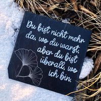 Kleines Trauerschild Aus Schiefer - Urnengrab Deko Mit Pusteblume & Liebevollem Spruch, Erinnerungsschild, Gedenkschild, Wetterfest Kleines Trauerschild Aus Schiefer - Urnengrab Deko Mit Pusteblume & Liebevollem Spruch, Erinnerungsschild, Gedenkschild, Wetterfest von HellsterStern
