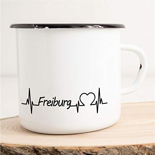 HUURAA! Emaille Tasse Freiburg Herzschlag Puls Geschenk Idee für Frauen und Männer 300ml Retro Vintage Kaffee-Becher Weiß mit Stadt Namen für Freunde und Kollegen von Hellweg Druckerei