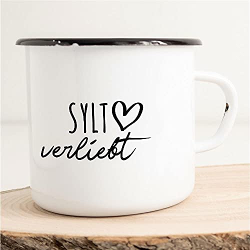 HUURAA! Emaille Tasse Sylt Verliebt Geschenk Idee 300ml Retro Camping-Becher Vintage Kaffeetasse Kaffee-Becher Weiß mit Nordsee Insel Namen von Hellweg Druckerei