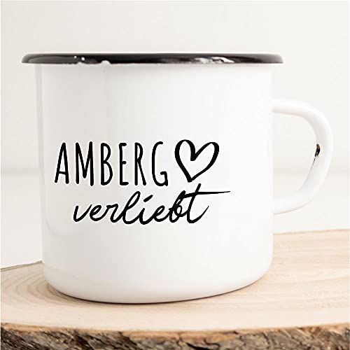 HUURAA! Emaille Tasse Amberg Verliebt Geschenk Idee für Frauen und Männer 300ml Retro Vintage Kaffee-Becher Weiß mit Stadt Namen für Freunde und Kollegen von Hellweg Druckerei