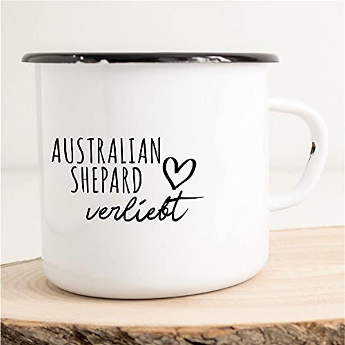HUURAA! Emaille Tasse Australian Shepard Verliebt Geschenk Idee 300ml Retro Camping-Becher Vintage Kaffeetasse Kaffee-Becher Weiß mit Hunde von Hellweg Druckerei