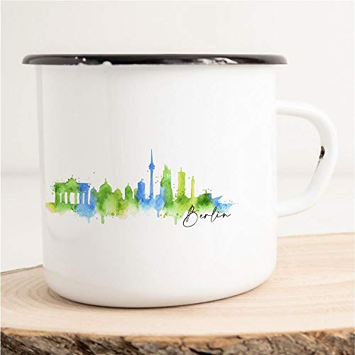 HUURAA! Emaille Tasse Berlin Skyline Silhouette Bunt Geschenk Idee für Frauen und Männer 300ml Retro Vintage Kaffee-Becher Weiß mit Stadt Namen für Freunde und Kollegen von Hellweg Druckerei