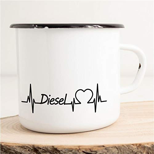 HUURAA! Emaille Tasse Diesel Herzschlag Puls Geschenk Idee für Frauen und Männer 300ml Retro Vintage Kaffee-Becher Weiß mit Auto-Liebhaber Motiv für Freunde und Kollegen von Hellweg Druckerei