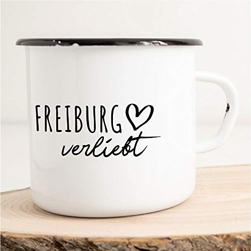 HUURAA! Emaille Tasse Freiburg Verliebt Geschenk Idee für Frauen und Männer 300ml Retro Vintage Kaffee-Becher Weiß mit Stadt Namen für Freunde und Kollegen von Hellweg Druckerei