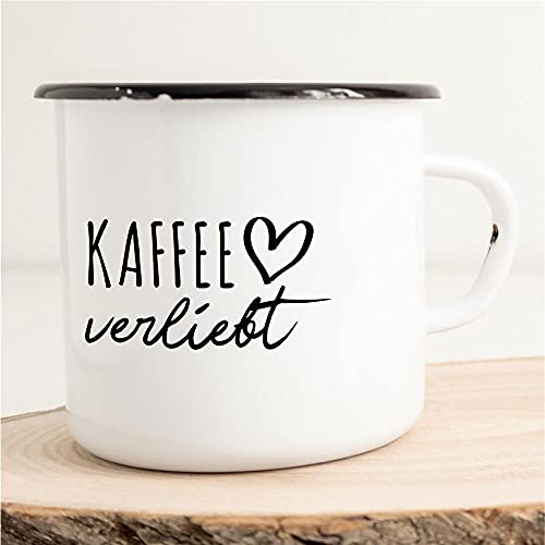 HUURAA! Emaille Tasse Kaffee Verliebt Geschenk Idee 300ml Retro Camping-Becher Vintage Kaffeetasse Kaffee-Becher Weiß mit Spruch von Hellweg Druckerei