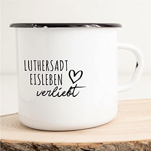 HUURAA! Emaille Tasse Lutherstadt Eisleben Verliebt Geschenk Idee für Frauen und Männer 300ml Retro Vintage Kaffee-Becher Weiß mit Stadt Namen für Freunde und Kollegen von Hellweg Druckerei