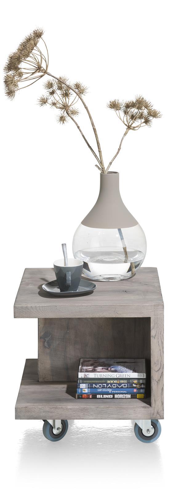Henders & Hazel Beistelltisch Maitre in Holz Plumb lacquered von Henders & Hazel