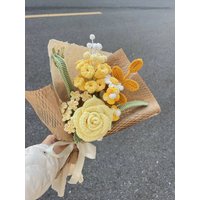 Fertig Exquisite Gehäkelte Gelbe Traubenhyazinthe & Rosen Bouquet - Einzigartige Handgefertigte Blumen von HerYarn