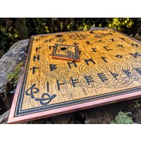 Runenbrett/Ouijabrett Hexenbrett 30x30 cm Mit Dem Älteren Futhark, Aus Holz Und Kupfer Runenbrett/Ouijabrett Hexenbrett 30x30 cm Mit Dem Älteren Futhark, Aus Holz Und Kupfer von HerbsAndWitchcraft