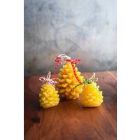 Geschenk Tannenzapfen-Kerzen-Set Von Drei. 100% Bienenwachskerzen, Natürlich Duftend Mit Honig Und Bienenwachs, Ohne Zusatz Duftstoffen von HeritageBeeFarm