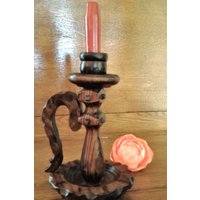 Schwarzwald Original Geschnitzter Kammer-stick, Deutscher Holzhütten-Dekor, Vintage Handgemachter Weihnachtskerzenhalter, Wee Willie Winkie Schwarzwald Original Geschnitzter Kammer-stick, Deutscher Holzhütten-Dekor, Vintage Handgemachter Weihnachtskerzenhalter, Wee Willie Winkie von HeritageTreasuresArt