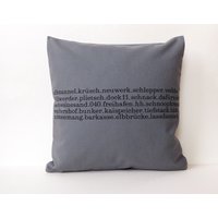 Typo Kissen Hamburg Druck 40x40 Grau Herr Fuchs Hh Typo Kissen Hamburg Druck 40x40 Grau Herr Fuchs Hh von HerrFuchs